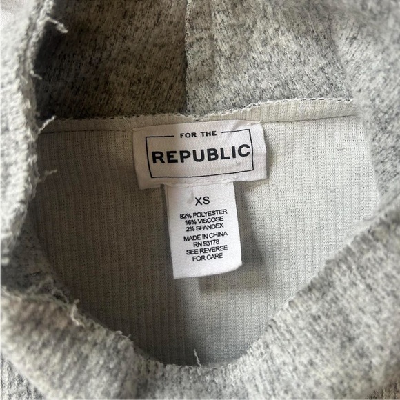 For The Republic grey turtleneck sweater with a relaxed fit and flare sleeves - Picture 2 of 3